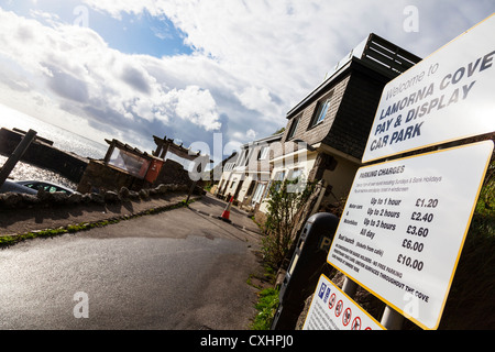 Später Bucht, Zahlen und Parkplatz Zeichen und Preise in Cornwall anzeigen Stockfoto