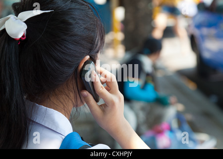 Frau am Telefon in Chiang Mai Stockfoto