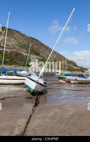 Blick auf Boote in Solva Hafen und den Fluss-Mündung bei Ebbe, Pembrokeshire South Wales, UK. Stockfoto