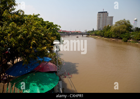 Blick über den Fluss Maenam Ping in Chiang Mai in Thailand Stockfoto