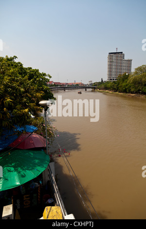 Blick über den Fluss Maenam Ping in Chiang Mai in Thailand Stockfoto