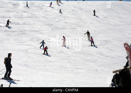 Könner und Lernende beim Ski Schule Ski auf einer Piste die Alpe De Seis Selva Val Gardena Dolomiten Italien Stockfoto