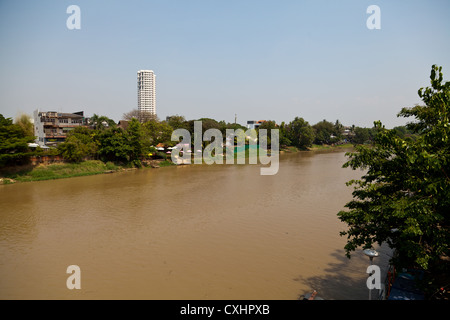 Blick über den Fluss Maenam Ping in Chiang Mai in Thailand Stockfoto
