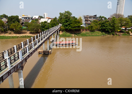 Brücke über den Fluss Maenam Ping in Chiang Mai in Thailand Stockfoto