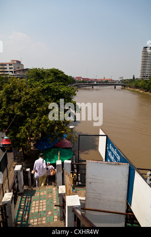 Blick über den Fluss Maenam Ping in Chiang Mai in Thailand Stockfoto