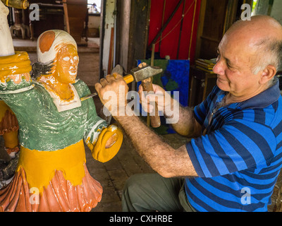 Holzschnitzer Miguel Angel Romero arbeitet an einem Stück in seinem Geschäft in Piribebúy, Paraguay. Stockfoto