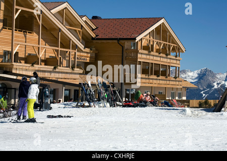 Skifahrer, Snowboarder und Wanderer auf den Berg Hotel Goldknopf Alpe Di Seis Seiseralm Val Gardena Dolomiten Italien Stockfoto