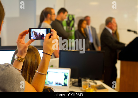 NY Bürgermeister Mike Bloomberg, Recht, Besuche Boxee Sitz im Stadtteil Chelsea in New York Stockfoto