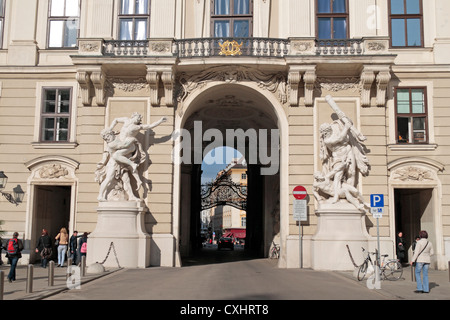 Eingang Torbogen in den Hof In der Burg der Hofburg (Court Palace), Wien, Österreich. Stockfoto