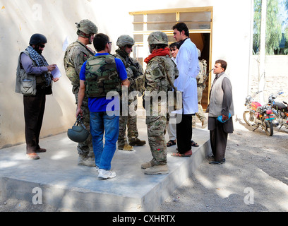 Mitglieder der Provincial Reconstruction Team Farah Führen von Interviews mit lokalen Krankenpflegeschülerinnen während einer Mission in Farah Stadt, Provinz Farah, Afghanistan, an Sept. 29. Das PRT ist die Durchführung der Mission Fortschritte auf ein therapeutisches Ernährungszentrum zu überwachen. PRT Farah ist ein Trupp Soldaten, Matrosen und Fliegern arbeiten mit verschiedenen staatlichen und nicht-staatlichen Stellen mit Erleichterung Regierungsführung und Stabilität in der Region durch die Arbeit Hand in Hand mit den lokalen Behörden und der Regierung der Islamischen Republik Afghanistan beauftragt. Stockfoto