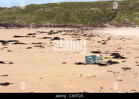 Pembrokeshire Coast im Süßwasser West mit Abfall und Müll an den Strand gespült. Stockfoto