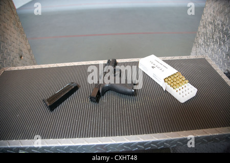 Smith und Wesson 9mm Pistole mit Munition auf eine Pistole Bereich in Florida usa Stockfoto