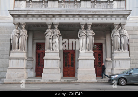 Geschnitzte Säulen auf dem Rathausplatz Seiteneingang zum österreichischen Parlament in Wien, Österreich. Stockfoto