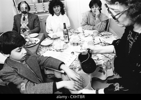 Zeremoniell, das Waschen der Hände Teil des Festes des Pessach-Festes Service in einer jüdischen Familie der 1980er Jahre Stockfoto
