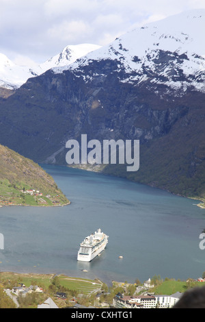 Schöne Geiranger in den norwegischen Fjorden mit Kreuzfahrtschiff im Hafen. Stockfoto