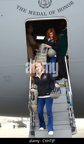 Miami Dolphins Cheerleaders Natalie Diaz und Amy Madill Ankunft am Flughafen Bagram, Afghanistan, zusammen mit zwei anderen Cheerleadern und zwei Delphine ehemalige Spieler servicemembers zu unterhalten. Stockfoto