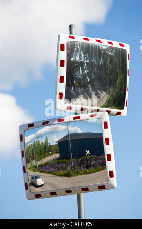 Spiegel für die Verkehrssicherheit, Finnland Stockfoto