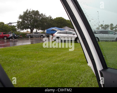 Blick aus der Fahrertür bei starkem Regen in einen Parkplatz Miami Florida usa Stockfoto