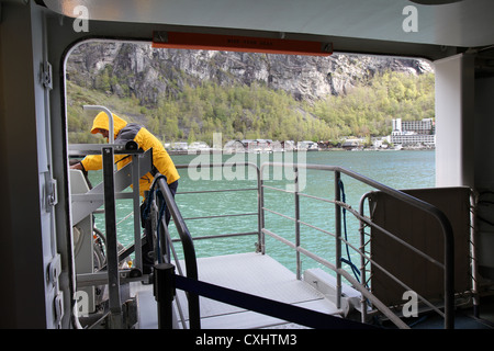 Schöne Geiranger in den norwegischen Fjorden, angesehen vom zarten Deck ein Kreuzfahrtschiff. Stockfoto