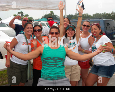 Miami Dolphins Fans halten eine Heckklappe Partei auf dem Parkplatz an der Sonne Leben Stadion Miami Florida usa Stockfoto