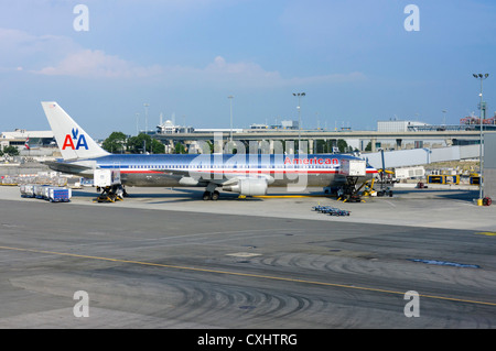 Ein Flugzeug der American Airlines Boeing 767-323 geparkt vor dem Tor am JFK-Flughafen, New York, USA Stockfoto