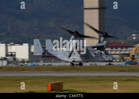 Marine Tiltrotor Squadron 265 MV-22 B Osprey Flugzeuge fliegen von Marine Corps Air Station Iwakuni, Japan, an der Marine Corps Air Station Futenma, Okinawa, Japan, 01.10.2012. Die Osprey fliegt doppelt so schnell, trägt fast dreimal die Nutzlast und hat vier Mal die Reichweite der CH-46E Helicopter, Verbesserung der US-japanischen Security Alliance. Stockfoto