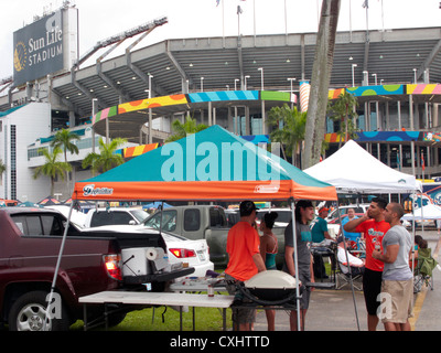 Heckklappe Parteien auf dem Parkplatz an der Sonne Leben Stadion Miami Florida usa Stockfoto