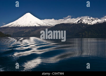 Elk198-3575 Chile, Lago Todos Los Santos, Volcan Puntiagudo Stockfoto