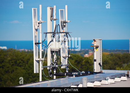 Handy-Antennen auf dem Dach installiert Stockfoto