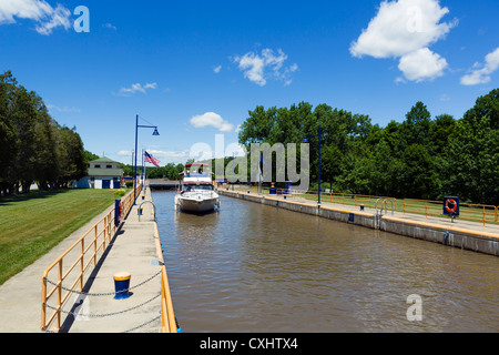 Boot in der Schleuse Nr. 3 auf den Erie-Kanal in Waterford, in der Nähe von Albany, New York State, USA Stockfoto