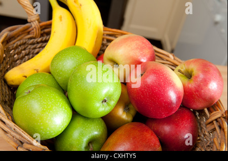 Korb mit frischem Obst. Stockfoto