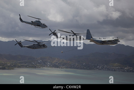 Eine AH-1W SuperCobra mit Marine Light Attack Helicopter Squadron 367 (HMLA-367) bietet Sicherheit als zwei CH-53E's aus Marinen schweren Helikopter Squadron 463 (HMH-463), Marine Flugzeuge Gruppe 24 (MAG-24) eine in der Luft auftanken, Demonstration von einer C-130 Hercules während der 2012 Kaneohe Bay Airshow im Marine Corps Air Station, Kaneohe Bay, Hawaii Sept. 30, 2012 ausführen. MAG-24 nahmen an der dreitägigen Veranstaltung mit Vorführungen und Demonstrationen von zivilen und militärischen Flugzeugen. ( Stockfoto