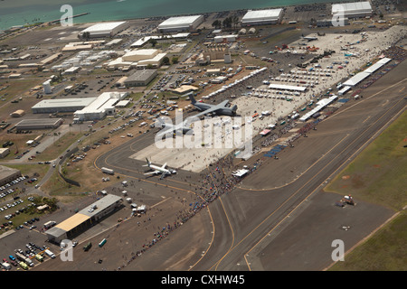 Tausende von Zuschauern besuchten die Kaneohe Bay Airshow 2012 auf der Marine Corps Air Station in Kaneohe Bay, Hawaii. Die Veranstaltung zeigte Luftaufführungen und Demonstrationen von Militär- und Zivilflugzeugen. Stockfoto