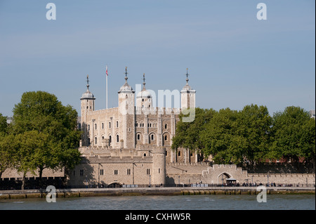 Der Tower of London, gesehen von der Themse mit Blick auf das Wassertor genannt 'Traitors' Gate' Stockfoto