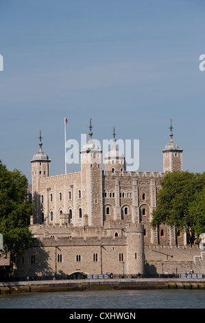 Der Tower of London, gesehen von der Themse mit Blick auf das Wassertor genannt 'Traitors' Gate' Stockfoto