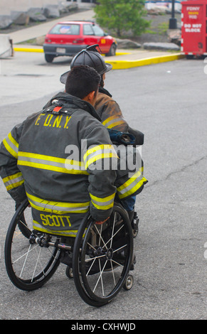 NEW YORK - Peter Park, ein Bewohner von heem, Illinois und Nick Strand, ein Bewohner von Dresden, Ohio, Marine Veteranen bewirtet durch die Semper Fi Fund, begeben Sie sich in die erste Feuerwehrmann Ausbildung Veranstaltung für Verwundete Krieger, durch aktive Feuerwehrmänner, die sind auch Marine Veteranen besetzt. Eine Gruppe von verletzten Krieger, besuchte die New York City Fire Academy auf Randall's Island an Sept. 29. Stockfoto