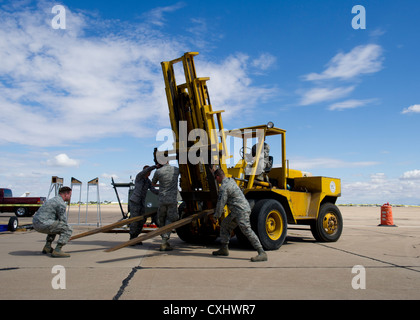 Flieger von der 849th Aircraft Maintenance Squadron an einem Gabelstapler an der Spitze einer Tragetasche, auch als Schatulle bekannt zu Entfernen vorbereiten, für eine MQ-1B Predator während der Virginia Centennial Air Tour in Roswell, N.M., Sept. 29. Das gesamte Flugzeug, die wiegt ca. 1.700 Pfund, passt in die Schatulle für den Transport. Stockfoto