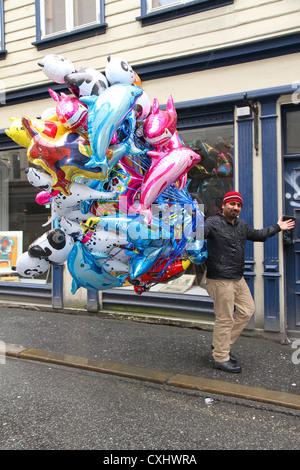 Ein Norweger, Verkauf von Helium-Ballons auf Beschaffenheit-Tag in Bergen, Norwegen. Stockfoto