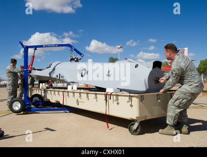 Flieger von der 849th Aircraft Maintenance Squadron Ort der Körper einer MQ-1B Predator in einen Sarg während der Virginia Centennial Air Tour in Roswell, N.M., Sept. 29. Der Predator ist eine 1.700 Pfund, multi-Funktion, Überwachung und Bekämpfung der Flugzeuge vom Boden aus kontrollieren können überall in der Welt gesteuert. Stockfoto