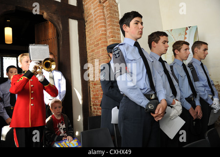George Suttle von der Royal British Legion Youth Band spielt einen Trompetenruf während eines Gedenkgottesdienstes in der Church of All Saints in East Horndon, der den 69. Jahrestag einer Luftkatastrophe von 1943 mit zwei B-17 fliegenden Festungen begeht. Stockfoto