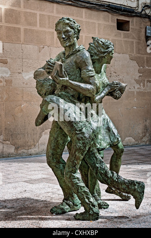 María Pilar Gutierrez ist der Autor der bronze Arbeit einer Familie in der Schlacht von Wein, ein ewiger Kampf in der Stadt Haro, La Rioja, Spanien. Stockfoto