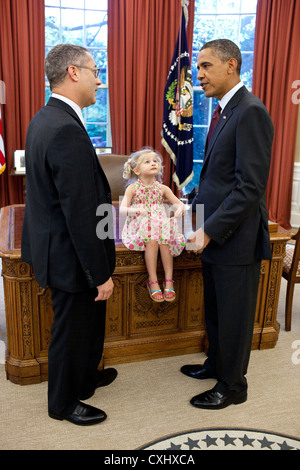 US-Präsident Barack Obama spricht mit Andrew Kline, ausgehende Stabschef für die Office of Intellectual Property Enforcement 12. Juli 2011 im Oval Office des weißen Hauses. Kline es Tochter Logan sitzt auf der Resolute Desk. Stockfoto