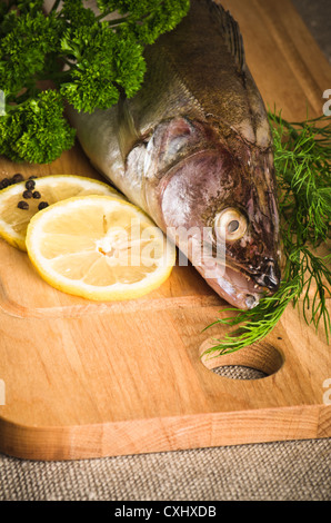 Zander auf einem Brett aus Holz Küche Stockfoto