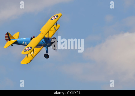 PT-17 Stearman Doppeldecker im US Army Abzeichen Stockfoto