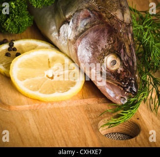 Zander auf einem Brett aus Holz Küche Stockfoto