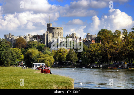 Die Außenseite des Windsor Castle mit der Themse im Vordergrund Berkshire Großbritannien England England Stockfoto