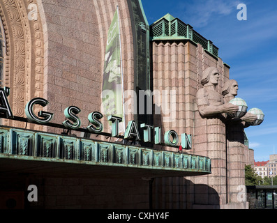 Helsinki Central Railway Station außen mit Wahrzeichen Neo Klassik Steinfiguren Lampen Helsinki Finnland halten Stockfoto