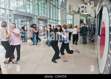 Menschen, die Teilnahme an freien Tango Argentino Tanz Tanzkurse im Foyer des Le Kuppelkino in La Défense, Paris, Frankreich. Stockfoto