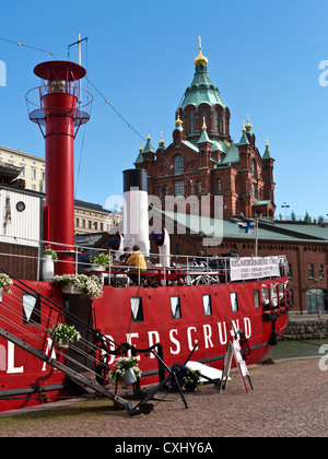 Helsinki bar Restaurant Boot "Relanders Grund" Restaurant mit russischen Kirche hinter Helsinki Finnland Stockfoto