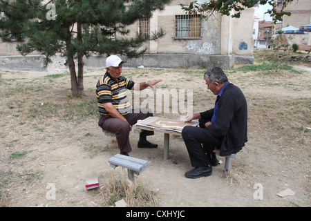 Männer spielen Domino im Park Stockfoto